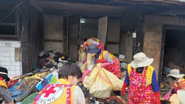 동복면 자원봉사센터, 대한적십자회화순군지구협의회 자원봉사자들이 지난 9일 동복면 독거세대 어르신의 집을 방문해 청소 봉사를 했다. 사진은 자원봉사자들이 마당 쓰레기를 치우고 있는 모습