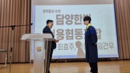 한재중학교 졸업식장에서 한빛신협 임원택 이사장이 장학금 전달 전경