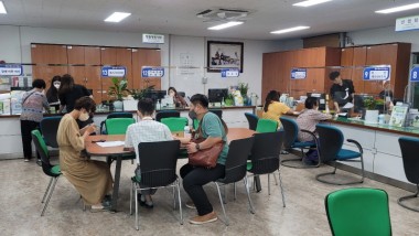 화순군 동면이 양질의 행정서비스를 제공하기 위해 청사 민원환경 개선에 나섰다. 사진은 한눈에 보이는 업무명 스티커를 부착한 민원창구 모습