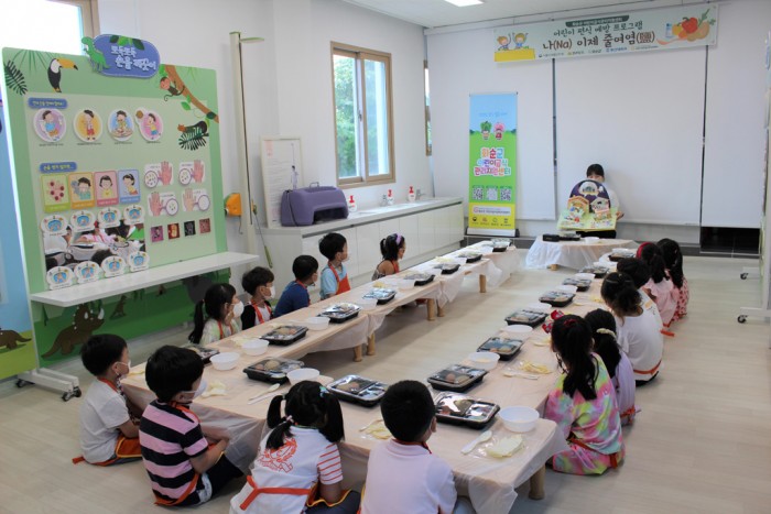 화순군 어린이급식관리지원센터 교육실에서 어린이를 대상으로 팝업북을 이용한 동화 구연 교육을 진행하는 모습