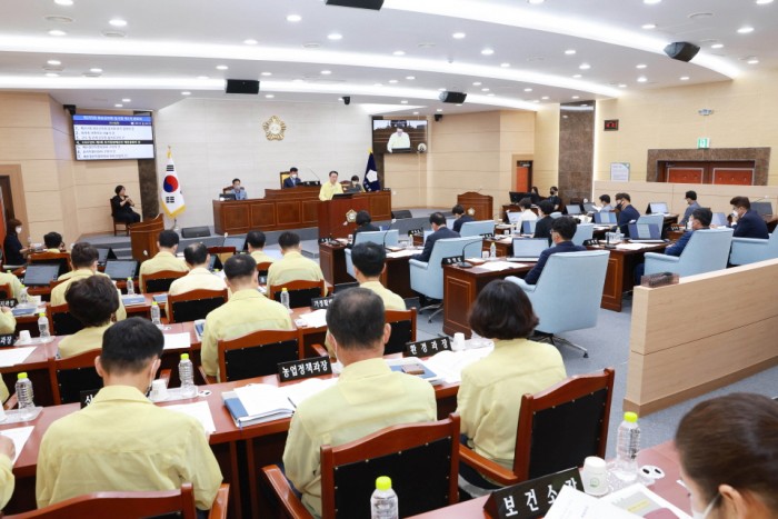 구복규 화순군수가 19일 열린 제255회 화순군의회 임시회에 참석해 직접 군정 방향을 제시하며 제3회 추경안을 설명했다