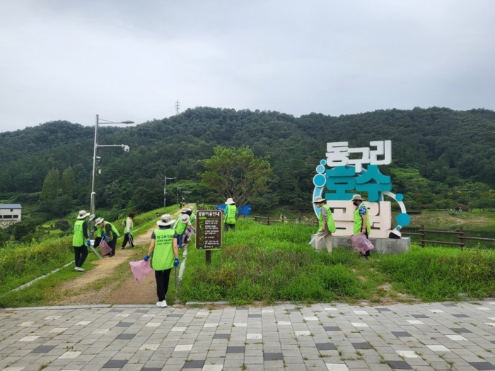 화순군이 16일부터 23일까지 ‘탄소중립 실천! 플로깅 릴레이 봉사활동’을 펼쳤다. 사진은 동구리 호수공원 주변 플로깅 모습