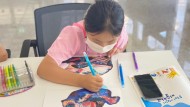 화순군립석봉미술관이 7월 19일부터 22릴까지 ‘동구리 어린이미술학교’ 여름학기 수강생을 모집한다. 사진은 지난해 운영한 동구리 어린이미술학교 수업에 참가한 학생이 그림을 그리는 모습