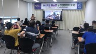 화순군이 지난 25일부터 29일까지 농업인을 대상으로 운영한 스마트폰 활용 교육이 큰 호응을 얻었다. 사진은 김인숙 한국정보화진흥원 강사(중앙)가 스마트폰의 다양한 활용법에 대해 강의하는 모습