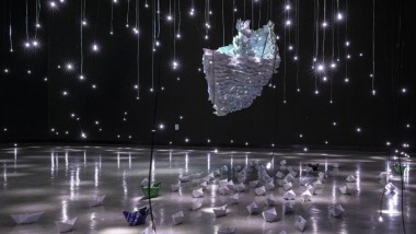 화순군립석봉미술관 특별기획전 ‘빛의 형상’展이 2023년 1월 23일까지  진행된다. 사진은 제1전시실 이성웅 작가의 ‘Light water drop – A Frozen Second 정지된 순간들’