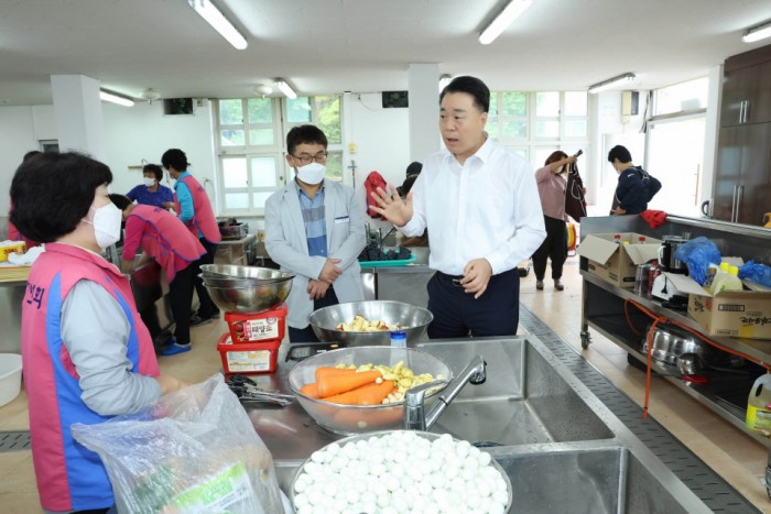 한국생활개선화순군연합회가 7일 취약계층을 위한 꾸러미 밑반찬 지원사업 봉사활동을 펼쳤다. 사진은 구복규(오른쪽 1번째) 화순군수가 능주면 농촌생화자원실습장을 찾아 생활개선회 회원과 대화하는 모습