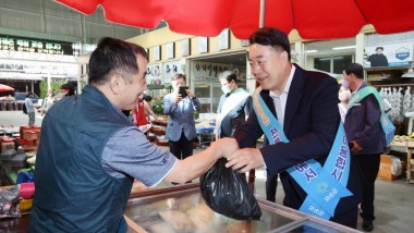 8일 오전 화순군이 화순읍 화순고인돌전통시장에서 추석맞이 장보기 행사를 펼쳤다. 사진은 구복규 화순군수가 화순사랑상품권으로 농산물을 사는 모습.