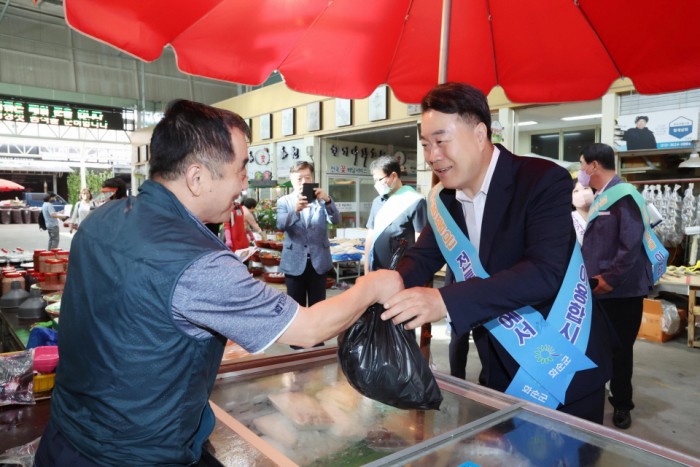 8일 오전 화순군이 화순읍 화순고인돌전통시장에서 추석맞이 장보기 행사를 펼쳤다. 사진은 구복규 화순군수가 화순사랑상품권으로 농산물을 사는 모습.