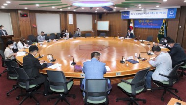 화순군은 20일 의정비심의위원회를 구성하고 1차 회의를 개최했다. 사진은 심의위 회의 모습