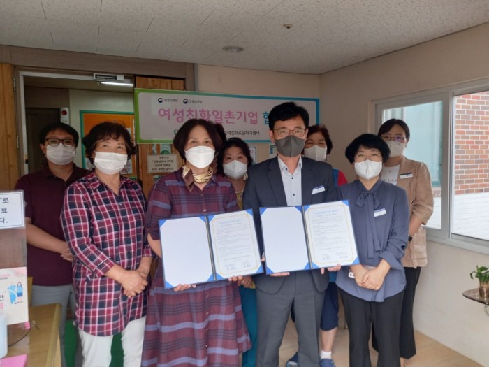 화순여성새로일하기센터가 지난 화순새일센터를 통해 경력단절 여성을 채용한 5개 업체와 여성친화적 일터 조성, 취업자의 고용 유지를 위한 협약을 체결했다. 사진은 23일 신도곡실버타운과 협약 체결 후 관계자들과 기념촬영 하는 모습