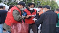 제35회 화순적벽문화축제 리플릿을 배부하며 개최를 홍보하고 참여를 독려하는 모습